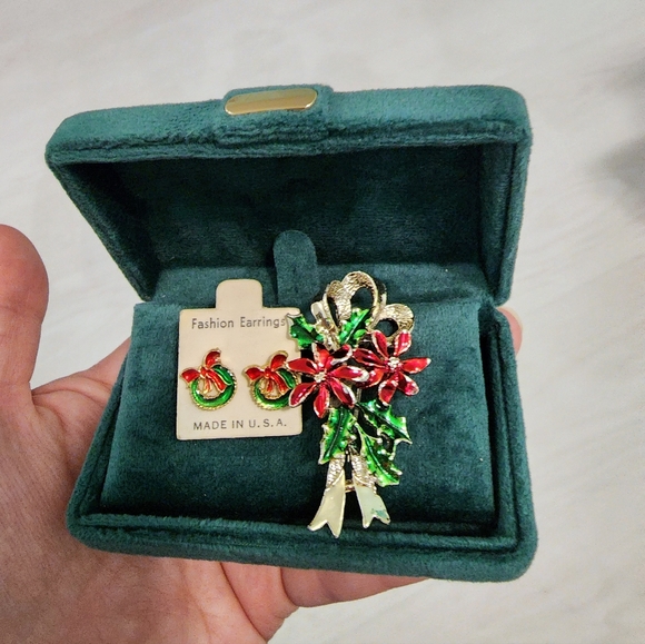 Christmas Jewelry Set: Signed Brooch, Earrings Wreath - Picture 3 of 5